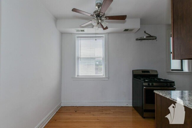 Building Photo - 3620 N Marshfield Ave