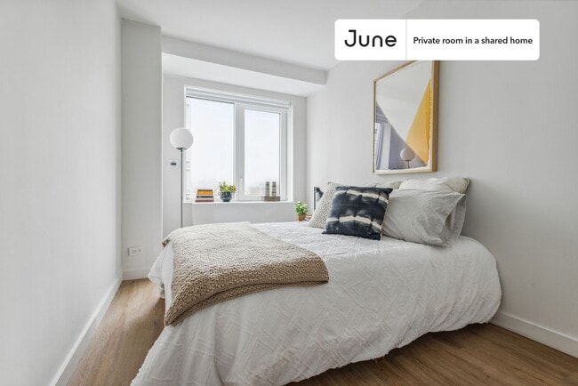 Building Photo - Prime ROOM at The Heritage House