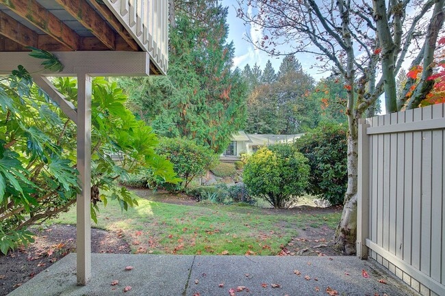 Building Photo - 2Bd/1.75Ba Kirkland Townhouse