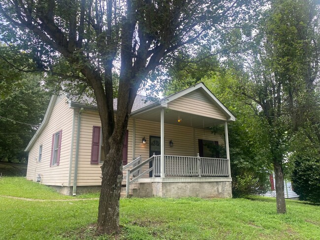 Foto del edificio - Adorable cottage for rent in downtown Comm...