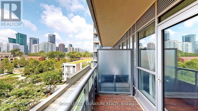 Photo du bâtiment - 120 Harrison Garden Blvd