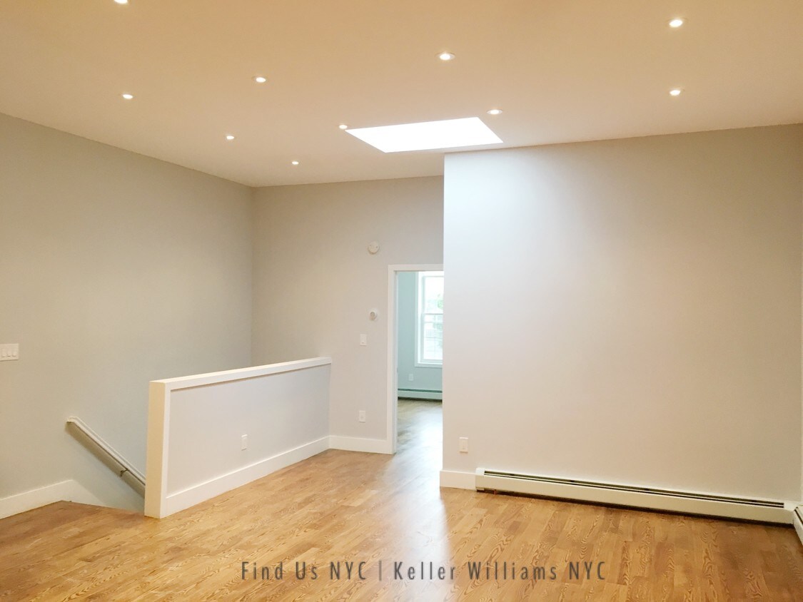 Primary Photo - 100 Essex St