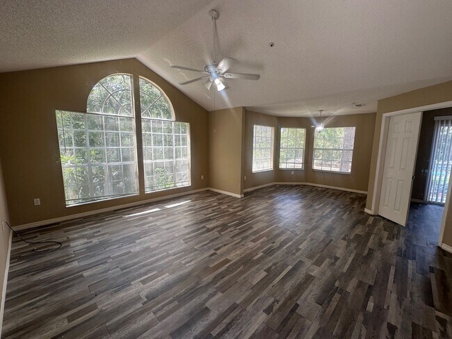 Foto del edificio - 705 Youngstown Pkwy