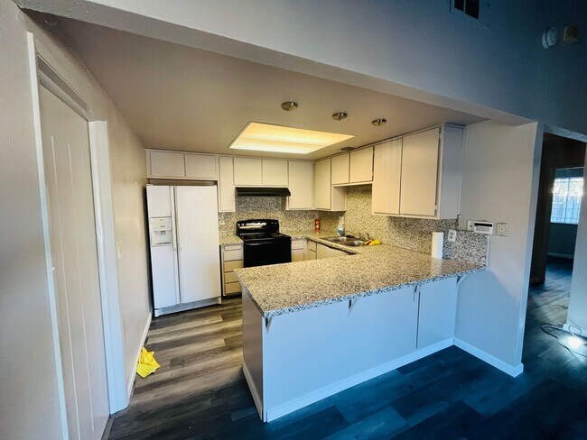 Building Photo - Updated 2 Bedroom Half-Plex