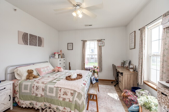 3BR, 2BA - 1,125SF - Second Bedroom - 1209 Mayfield Dr