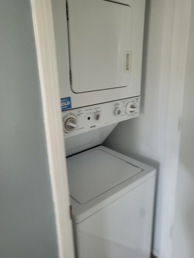washer/dryer - 837 Country Club Dr SE