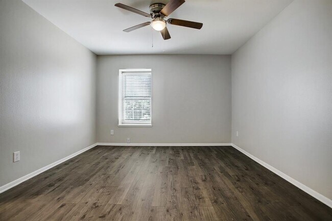 Building Photo - 353 N Post Oak Ln