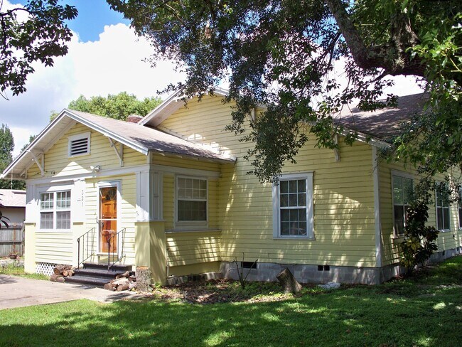Foto del edificio - Beautiful Bungalow with heart-of-pine floors