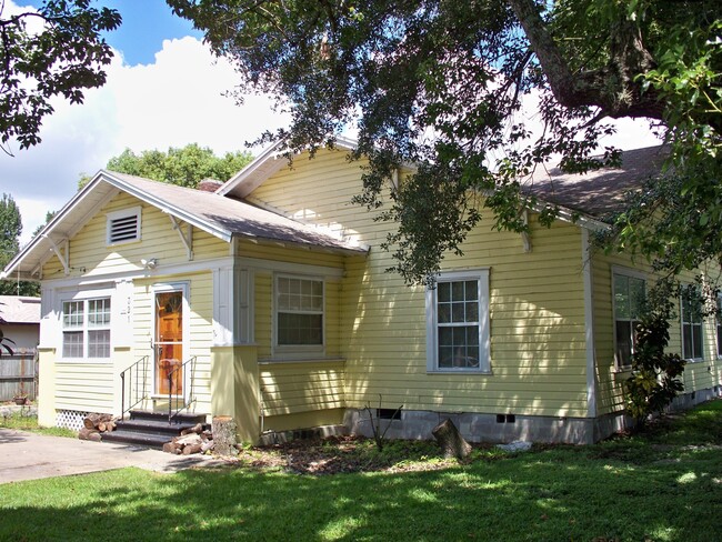 Photo - Beautiful Bungalow with heart-of-pine floors House
