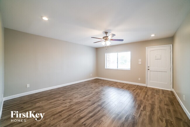 Foto del edificio - 3136 E Larkspur Dr