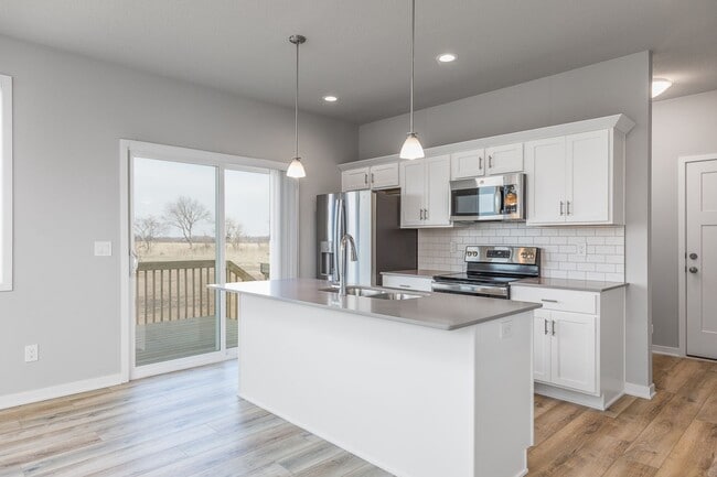 Building Photo - Stunning 3 Bedroom Home Nestled in Norwalk