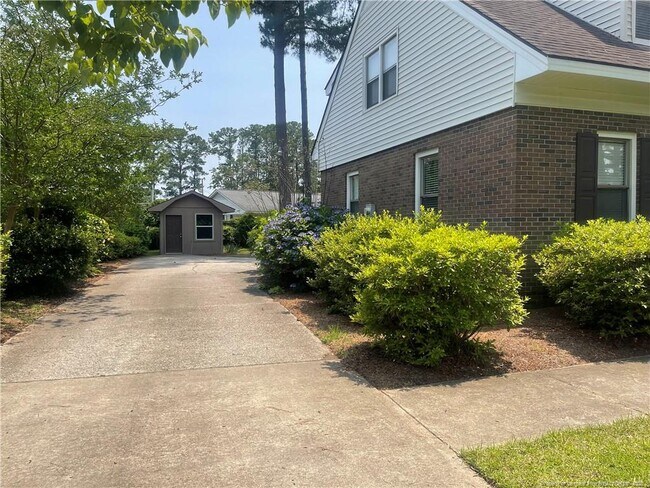 Foto del edificio - 470 Lennox Dr