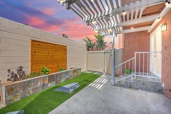 Building Photo - Downtown Huntington Beach Townhome