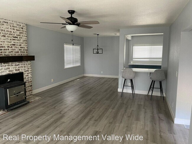 Building Photo - 2 br, 1 bath House - 2070 Willow Ave