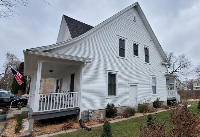 Building Photo - 303 S 5th St