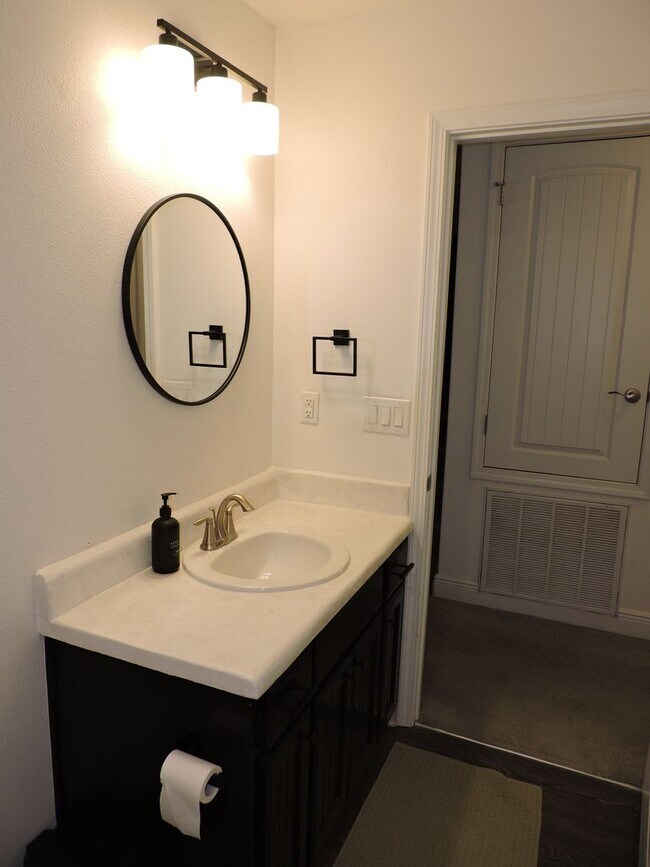 Foto del edificio - Only minutes from downtown Pensacola & clo...