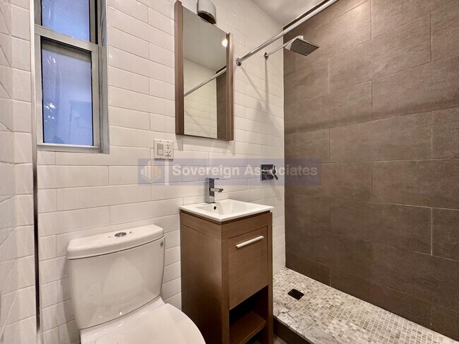 Foto del edificio - 95 E 7th St