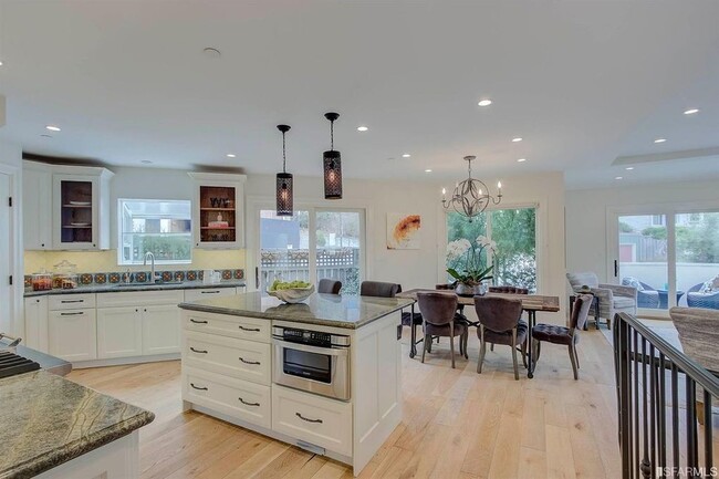Building Photo - 4BR+Office/4BA + Office Noe Valley Stunnin...