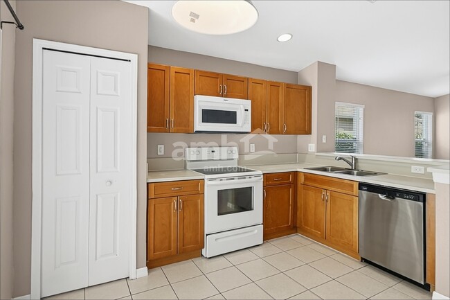 Building Photo - 11505 Crestlake Village Dr