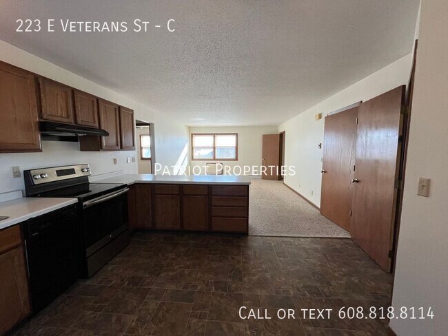 Foto del edificio - 223 E Veterans St