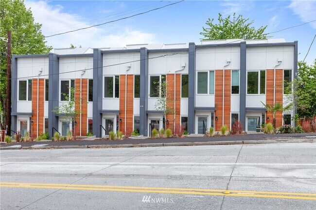 Building Photo - Immaculate 2 Bed 1.75 Bath Seattle Townhome!