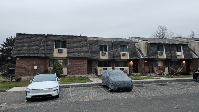 Building Photo - 266 High Path Rd