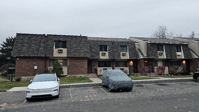 Foto del edificio - 266 High Path Rd