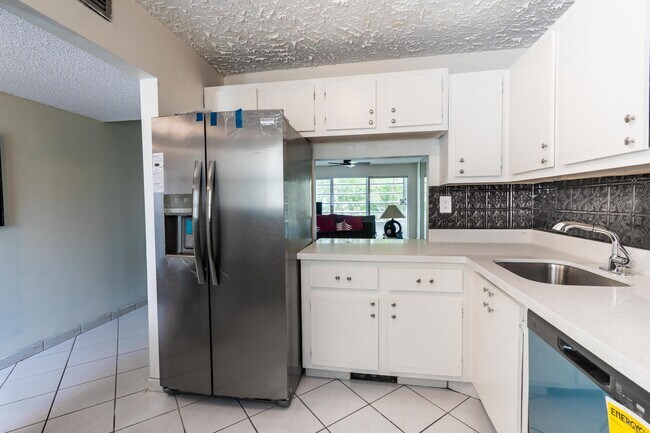 Foto del edificio - 8360 Sands Point Blvd