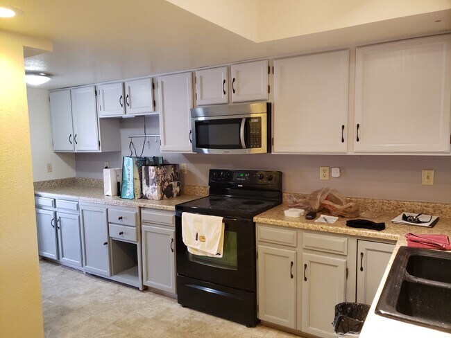 Building Photo - 2 BEDROOM, 2 1/2 BATH TOWNHOME W/2 CAR GAR...
