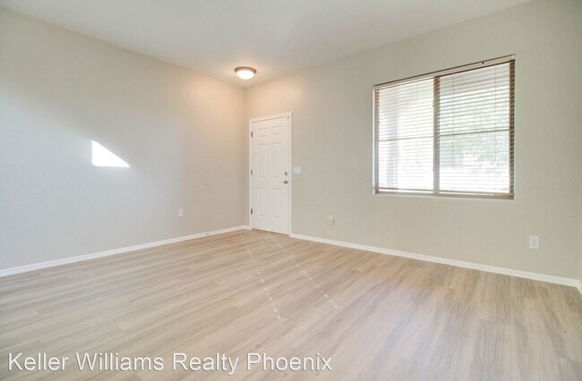 Foto del edificio - 4 br, 2.5 bath House - 4597 East Loma Vist...