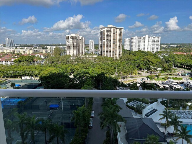 Foto del edificio - 7000 Island Blvd