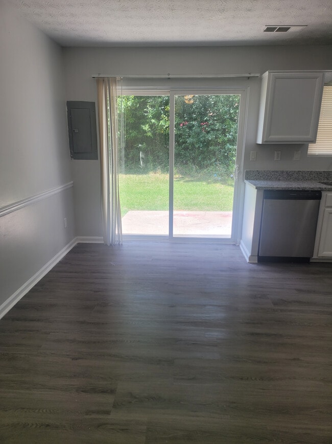 Foto del edificio - Room in Townhome on Bob White Ln SE