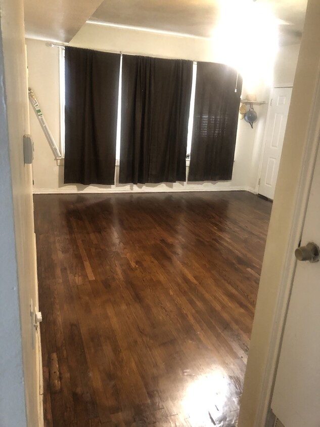 Primary Photo - 4302 Gaston Ave