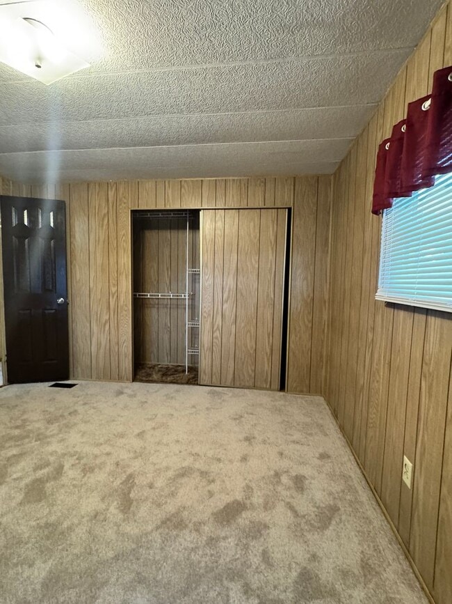 Building Photo - West side 2br with washer/dryer hookup!