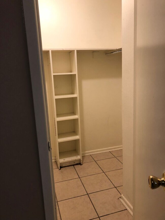 Building Photo - 1 bed 1 bath dupex