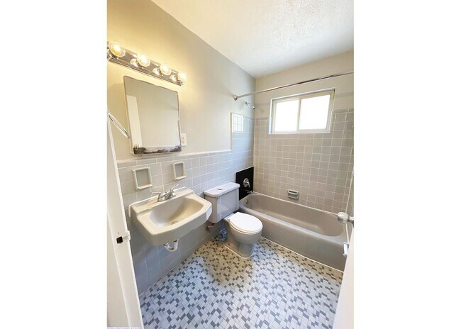 Foto del edificio - 562 Lowell Ave