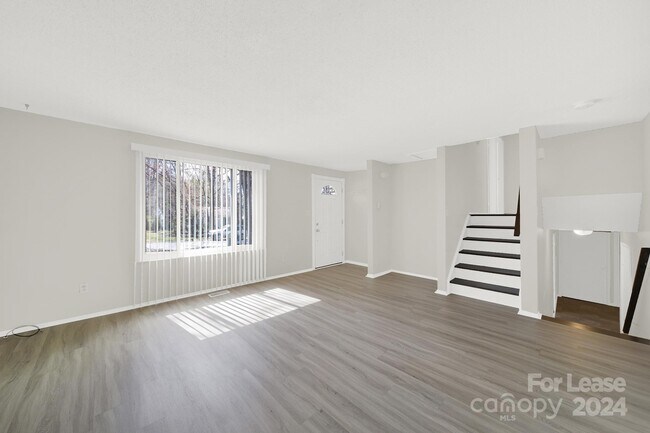 Building Photo - 6230 Holly Knoll Dr