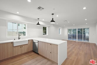 Building Photo - 1331 N June St