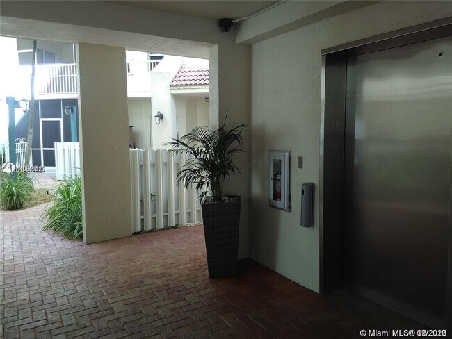 Foto del edificio - 10730 NW 66th St