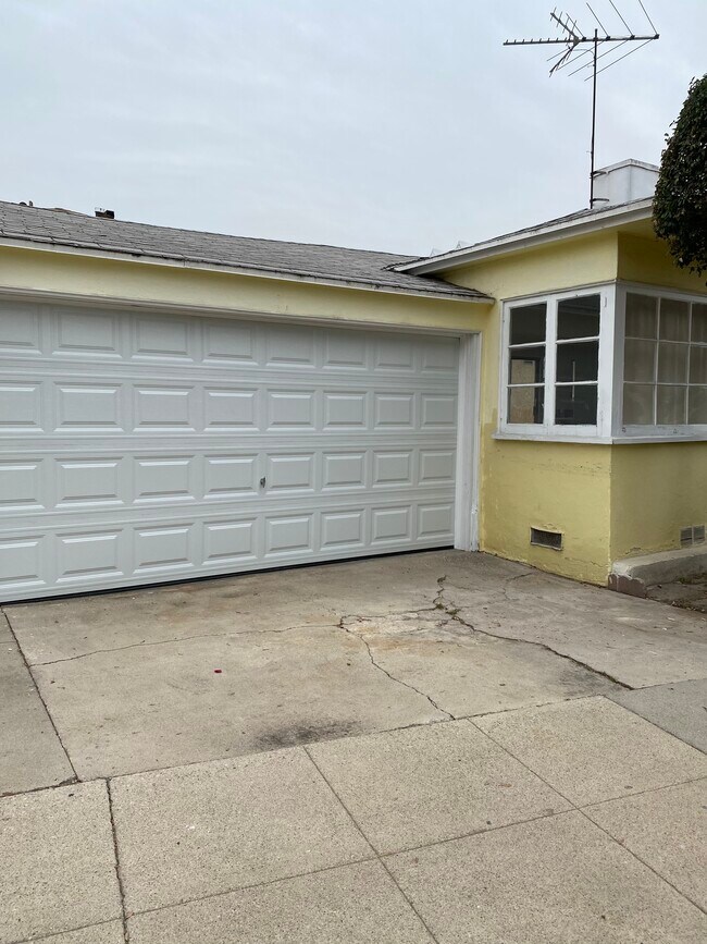 1 car garage private - 4506 Ellenwood Dr