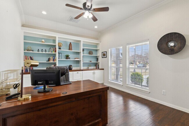 Foto del edificio - Luxury Living in HERITAGE! This is must se...
