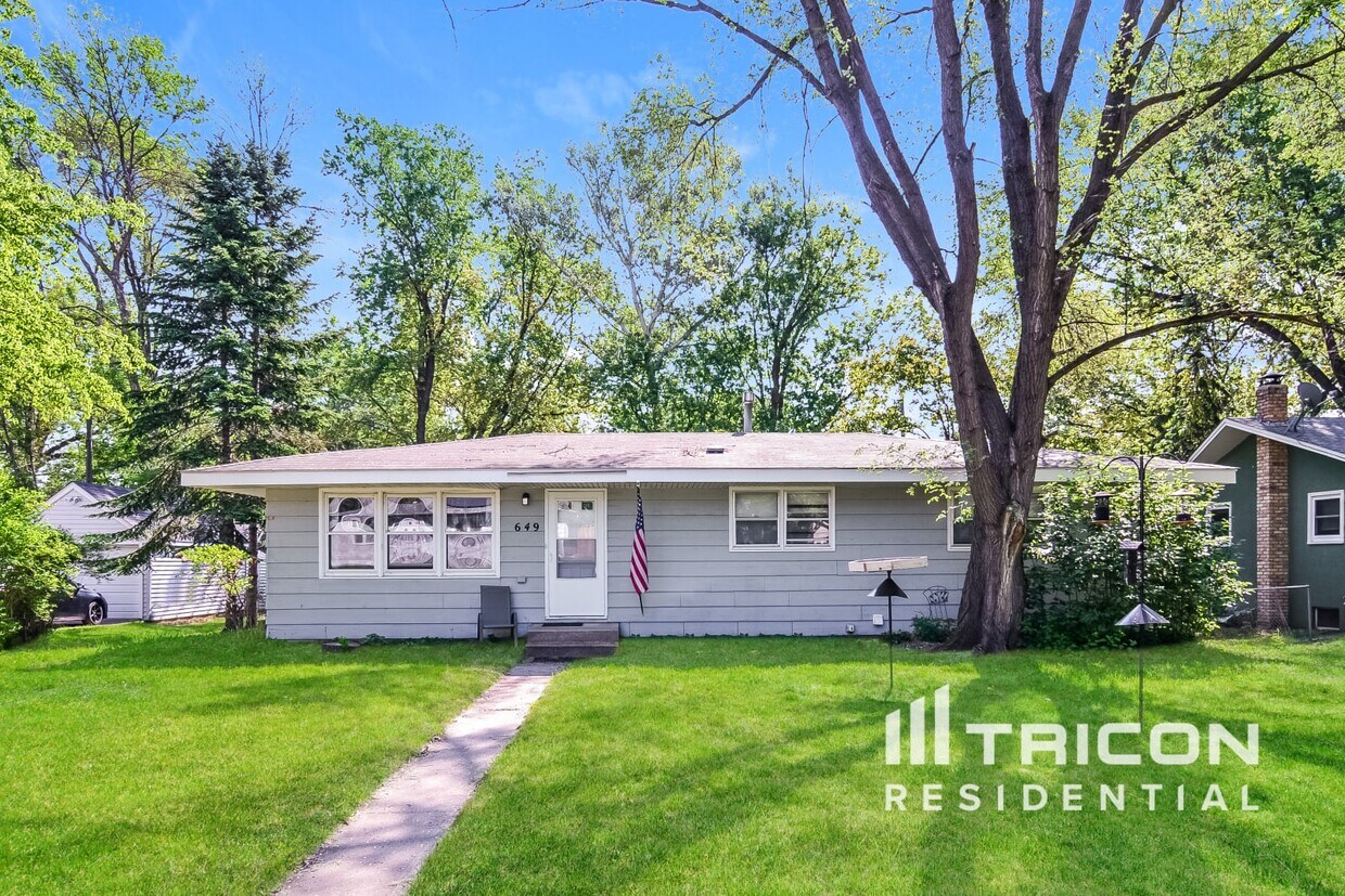 Foto principal - 649 10th Ave NW