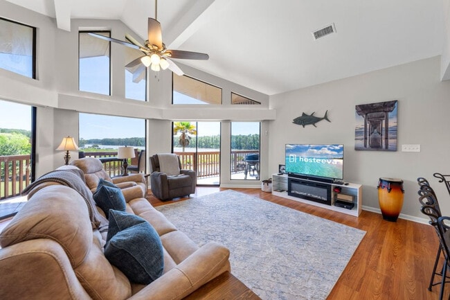 Building Photo - 3806 Spinnaker Dr