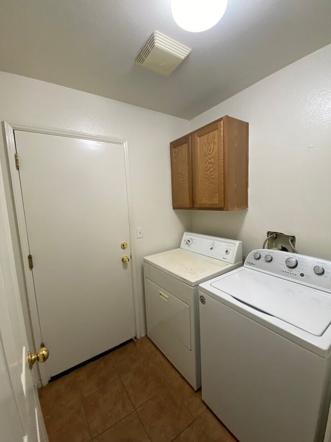 Building Photo - 3848 E Oak Ave