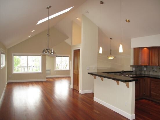 Foto del edificio - Gorgeous 3 bed/3.5 bath Queen Anne Townhouse!