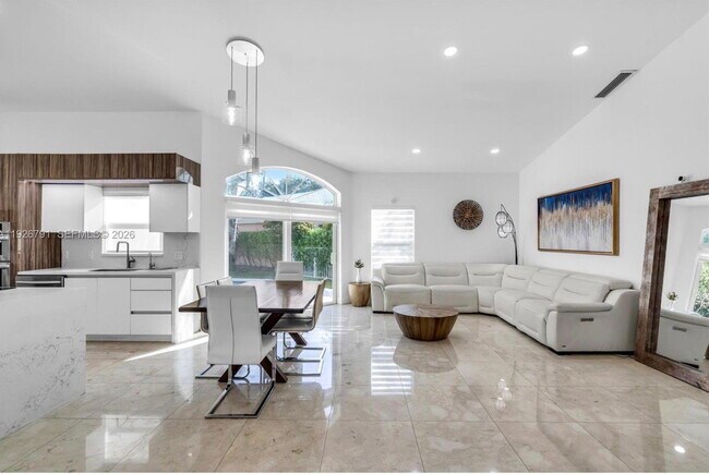 Building Photo - Wilshire Court, Pembroke Pines, FL 33027 - 3 BR 3 BA single-family home