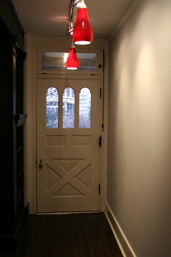 Building Photo - 516 Saint James Pl