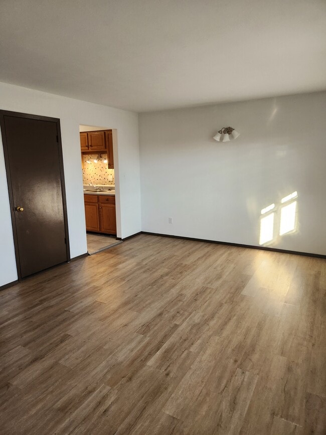 Sala de estar con pisos de madera noble y armario para abrigos. - 212 N 44th St