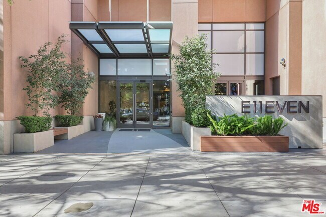 Foto del edificio - 1111 S Grand Ave