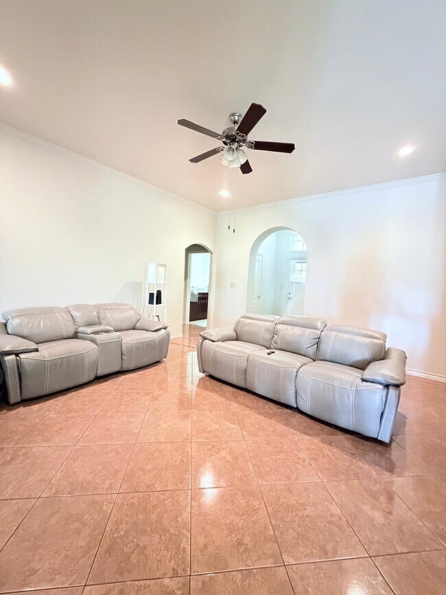 Foto del edificio - 4565 Osborne Ave